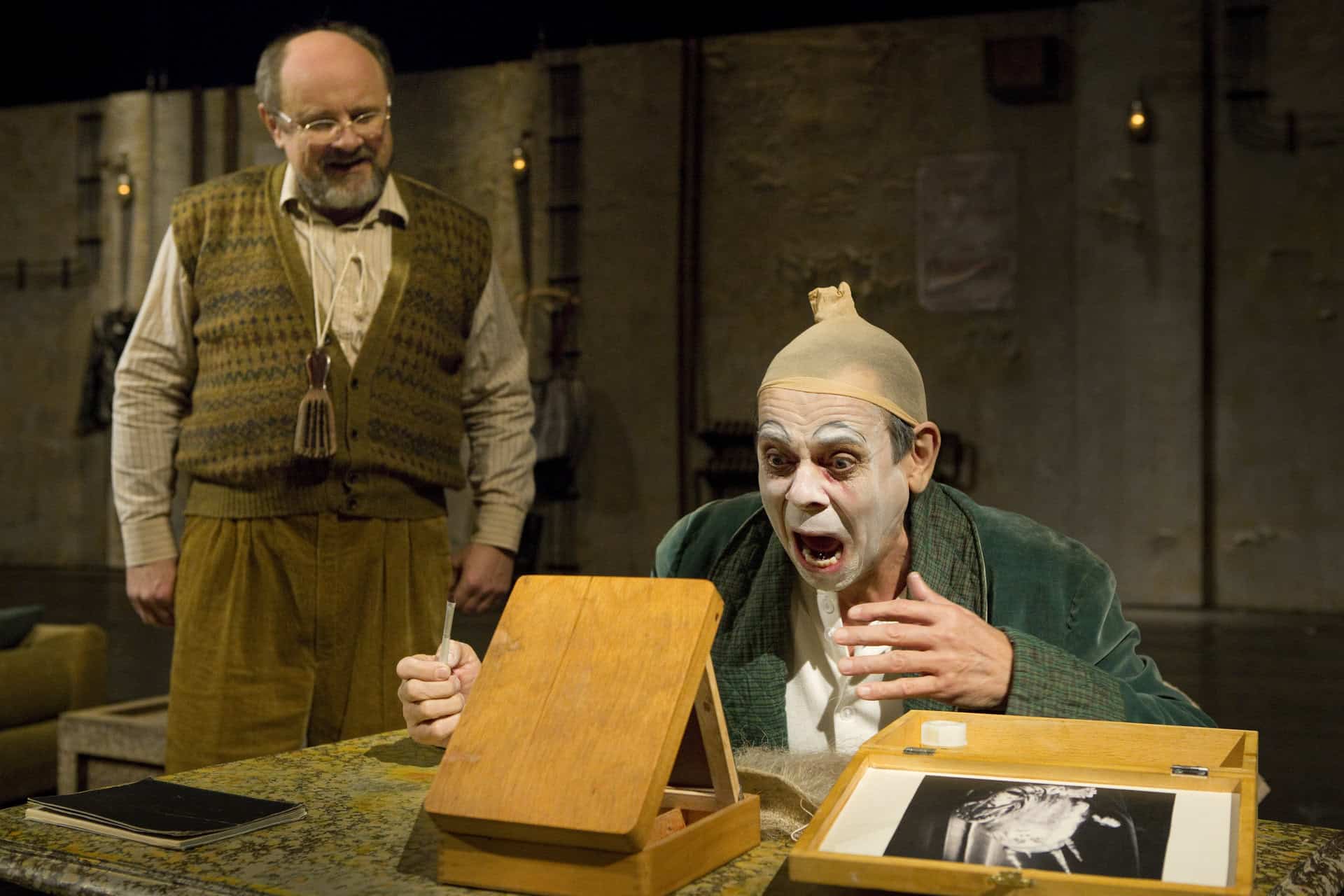 Garderobiér_Gustav Řezníček (Norman), Luděk Randár (Sir)